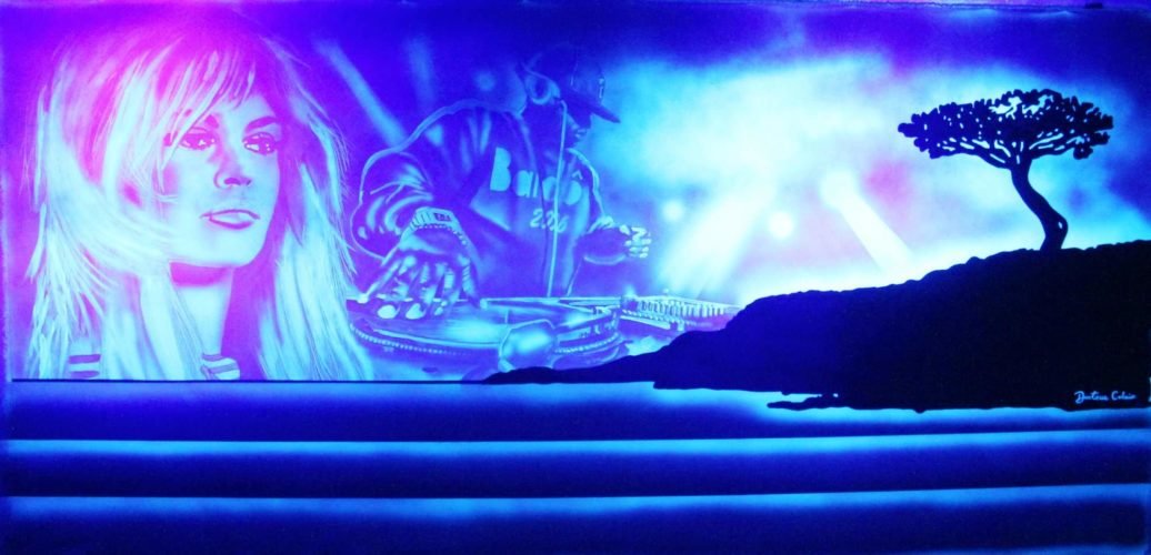 LE BARDO - Peinture sur toile 2.50×1.30m pour un restaurant bar de Sanary sur mer. - Peinture fluo et invisible.