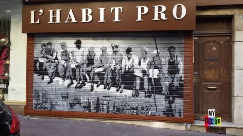 RIDEAU DE FER MARSEILLE - Reproduction de la photo mondialement connu « LUNCH ATOP A SKYCRAPER » réalisée à la bombe sur le rideau de fer d’un magasin de Marseille.