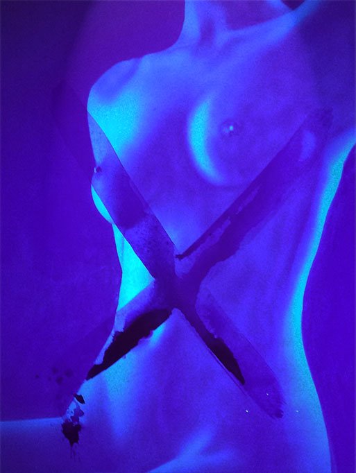 TOILE DE NU - Toile 81x65cm - Peinture sur toile, acrylique fluo et peinture invisible offrant une vue de jour et une vue de nuit.