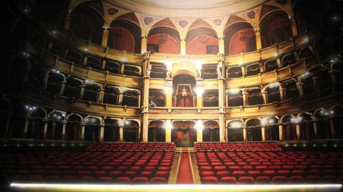 THEATRE - Décoration imaginée et réalisée autour du thème du théâtre. Décor peint en trompe l’œil d’un théâtre et de ses coulisses. Fibre optique intégrée dans la cloison afin d’éclairer les balcons.