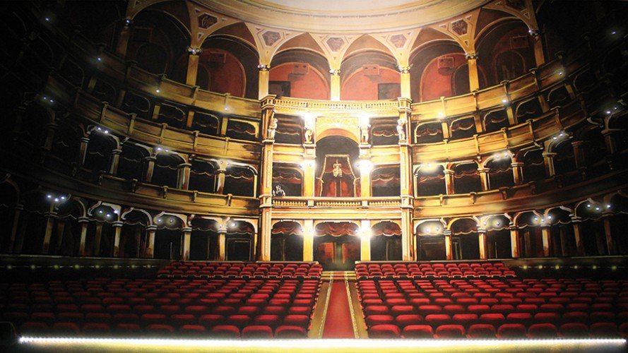 THEATRE - Décoration imaginée et réalisée autour du thème du théâtre. Décor peint en trompe l’œil d’un théâtre et de ses coulisses. Fibre optique intégrée dans la cloison afin d’éclairer les balcons.